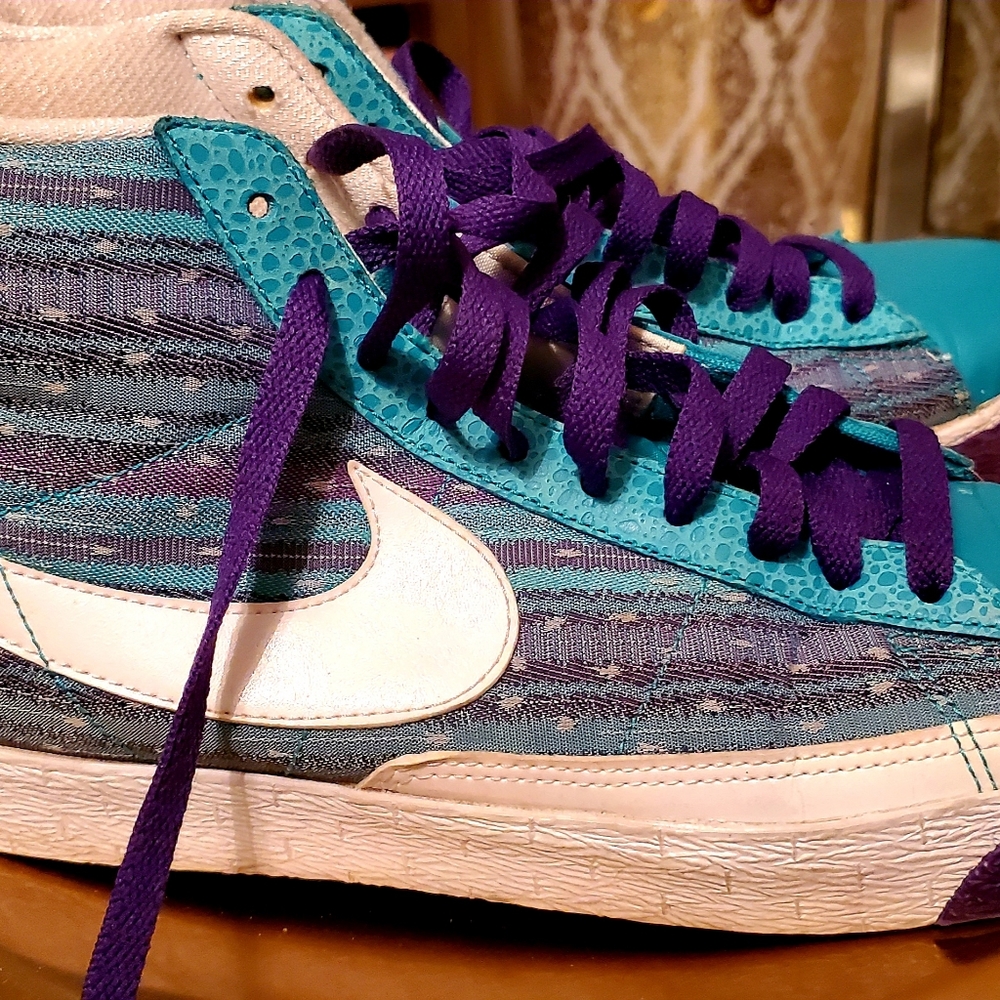 Women's Size 10 Nike Mid Leather Sneakers